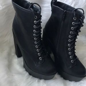 Breckelle’s Platform Boots